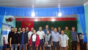 Đoàn đại biểu chụp hình lưu niệm tại phòng văn hóa huyện Bắc Quang