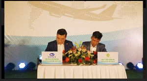 Phạm Hồ Bắc giám đốc trung tâm VITIT  ký kết hợp đồng với Công ty Hoa Đá