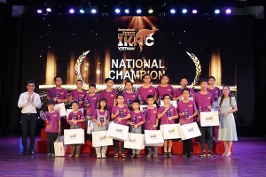 Các thí sinh có thành tích cao tại lễ trao giải “Kỳ thi Đánh giá năng lực tư duy Toán học Quốc tế (IMAS 2022 – 2023)” và “Kỳ thi Toán Quốc tế Kangaroo (IKMC 2023)”