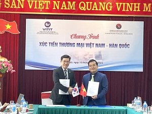 Ông Phạm Hồ Bắc giám đốc Trung tâm VITIT ký kết hợp tác với đại diện Hàn Quốc