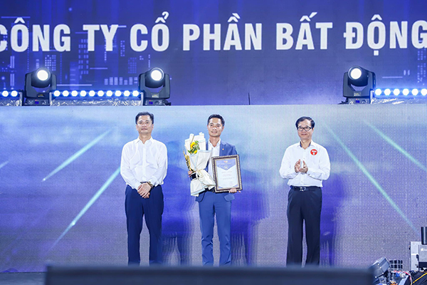 Ông Phạm Đức Hùng - Phó TGĐ Cen Land đại diện công ty nhận giải thưởng cao quý này
