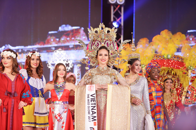 Âm thầm đi thi, Khánh Ngân bất ngờ đăng quang Miss Globe 2017