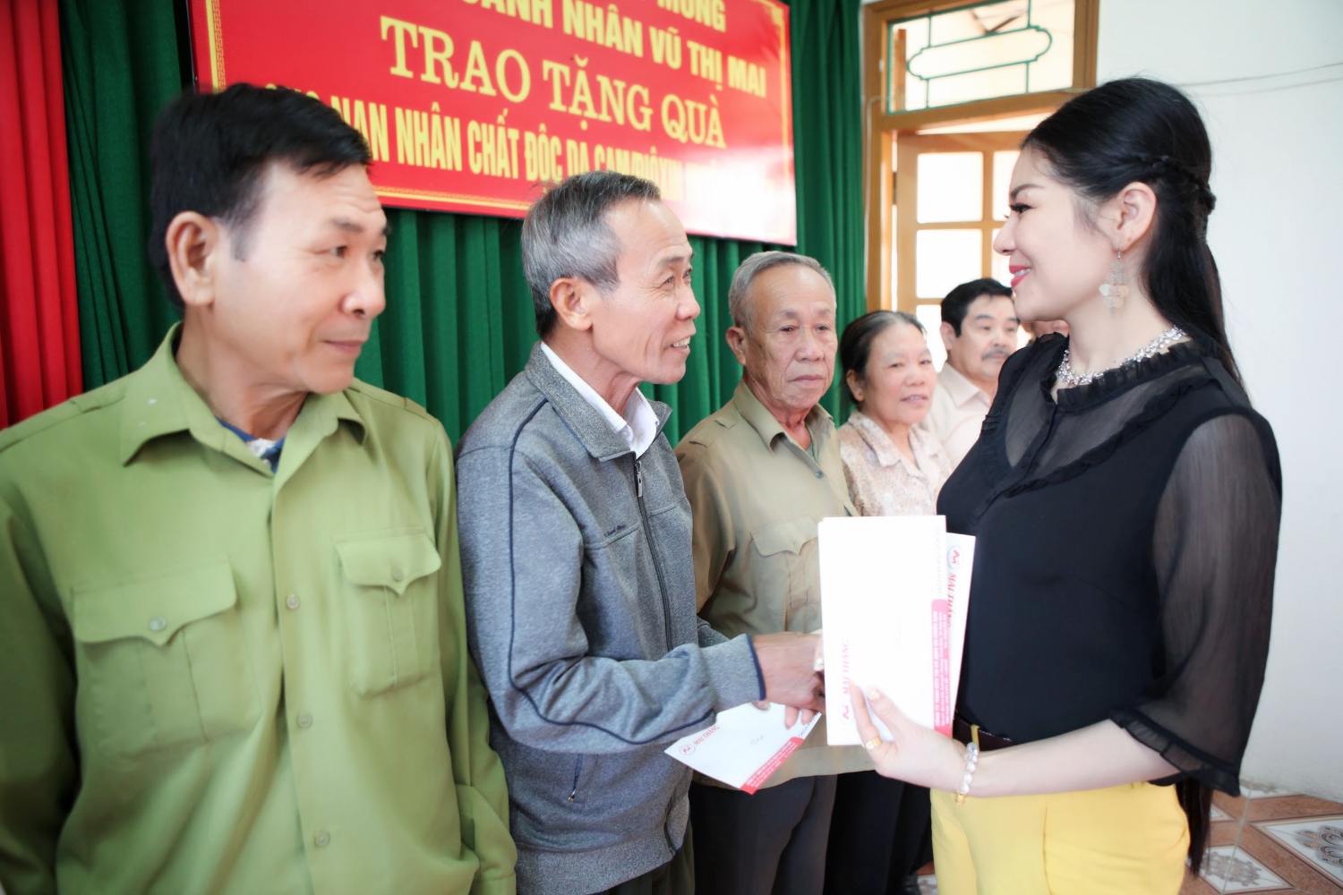 Á hậu doanh nhân người Việt Vũ Mai: Trao quà cho các nạn nhân chất độc da cam Đioxin