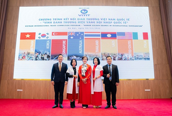 Doanh nhân Trần Thị Thu Hà (thứ 2 từ bên phải) chụp hình lưu niệm cùng các đại biểu tại chương trình Kết nối giao thương Việt Nam Quốc tế