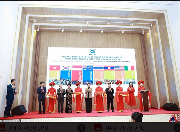 Các đại biểu cắt băng khai mạc Chương trình Kết nối giao thương Việt Nam Quốc tế