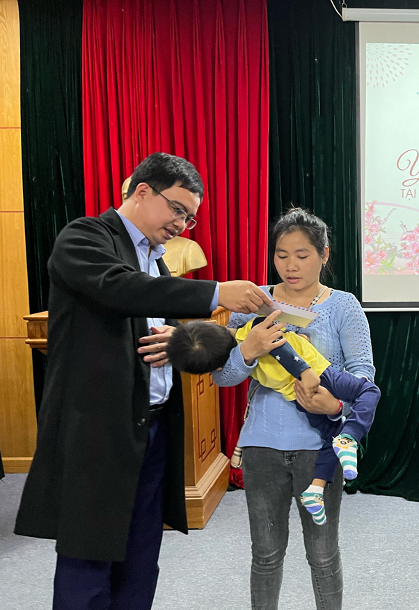 Ông Trần Văn Lâm trao quà cùng lời chúc các bệnh nhân luôn lạc quan và cố gắng