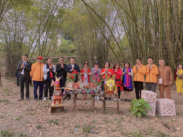 Các đại biểu thắp hương động thổ tại khu du lịch sinh thái Zo Village