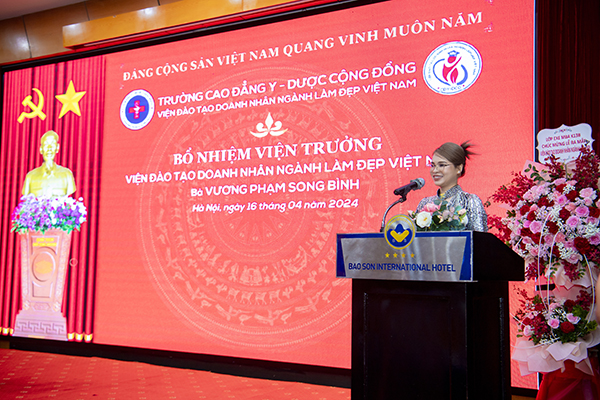 Bà Vương Phạm Song Bình, Viện trưởng Viện Đào Tạo Doanh Nhân Ngành Làm Đẹp Việt Nam phát biểu