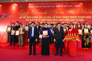 Nghệ nhân, thầy đồng Lê Thị Ngọ nhận chứng nhận "Nhà hoạt đông xã hội tiêu biểu Việt Nam - Asean 2021"