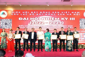 Ông Tạ Minh Thao - Giám đốc Marketing BSOP (bìa phải) nhận kỷ niệm chương từ BTC đại hội