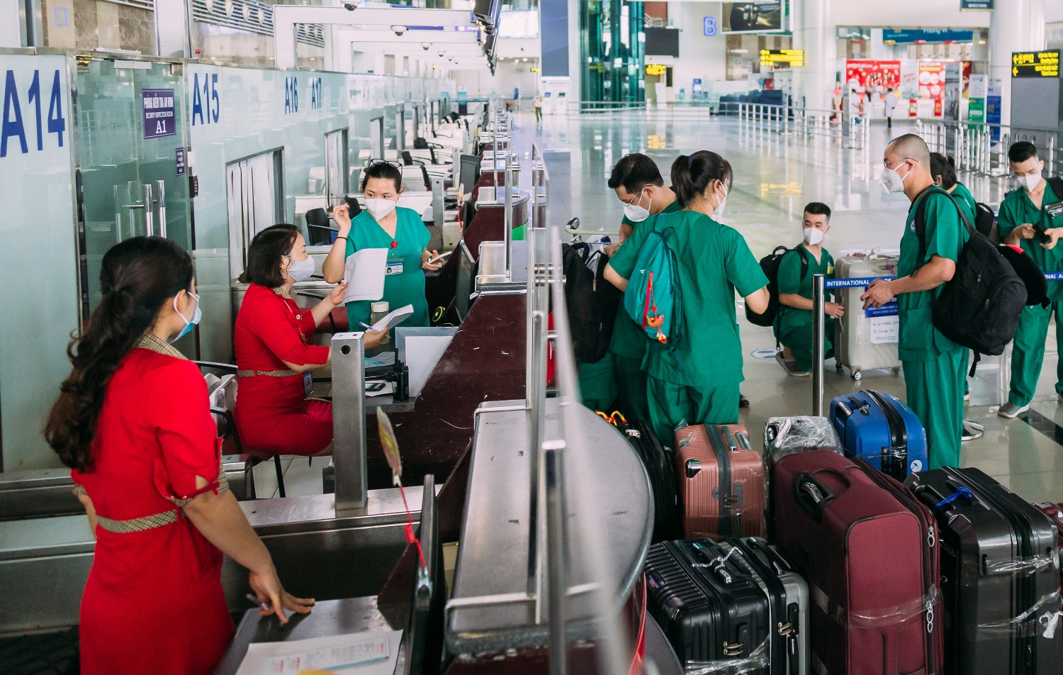 Hàng không Vietjet tiếp tục vận chuyển y bác sĩ hỗ trợ cho các địa phương chống dịch