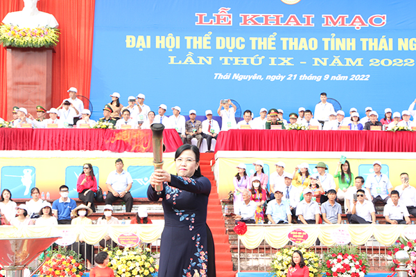 Đồng chí Bí thư Tỉnh ủy Nguyễn Thanh Hải thắp lên Đài lửa Đại hội ngọn lửa truyền thống tượng trưng cho sức mạnh, niềm tin vào sự phát triển phong trào thể thao của cán bộ, Nhân dân tỉnh Thái Nguyên